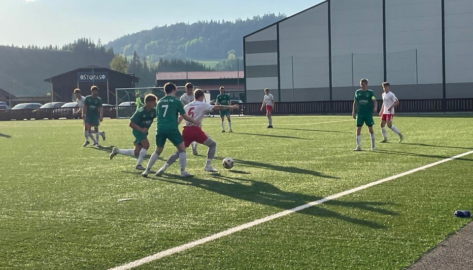 Arkivfoto fra vårsesongens kamp mot Hitra på Heggøya Fotballspillere i hvite og grønne drakter