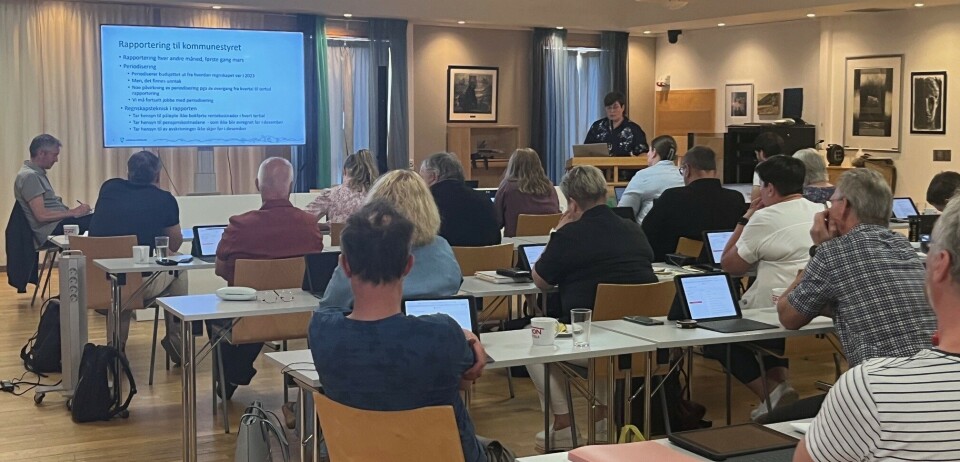 Økonomisjefen hadde ei orientering om økonomien i kommunen. Fra et kommunestyremøte.