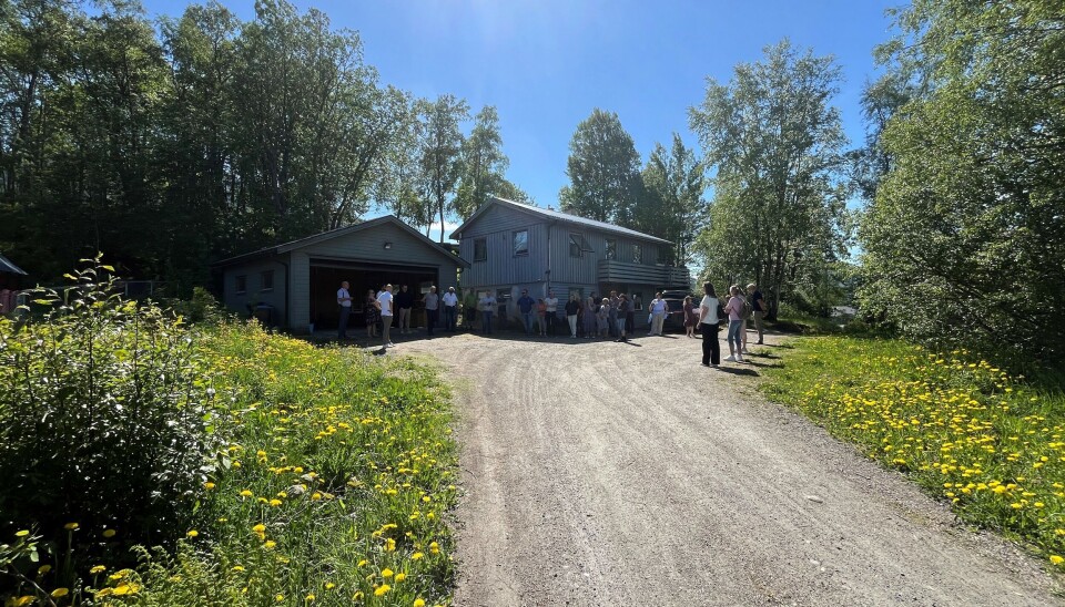 Einstemmig vedtak om helsehus Mange mennesker som står ved et hus, i solskinn.
