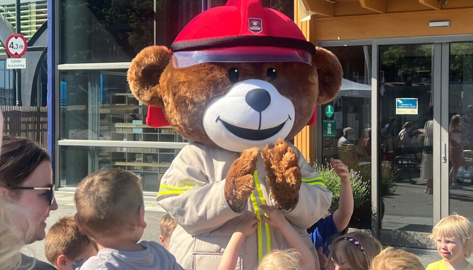 Barna sprang fram for å hilse på og få en klem av Bjørnis. bjørnis blandt mange barn