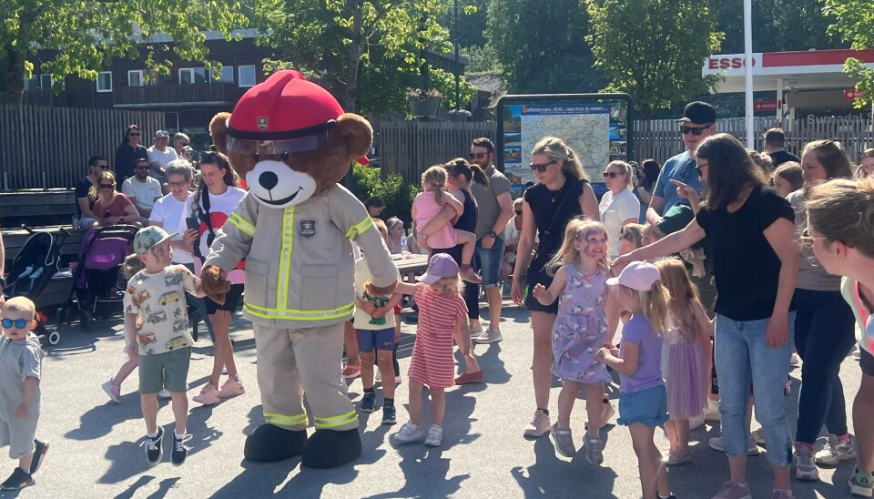 Det ble nok varmt for Bjørnis, men han både danset og gikk rundt sammen med barna. Bjørnis med mange barn rundt