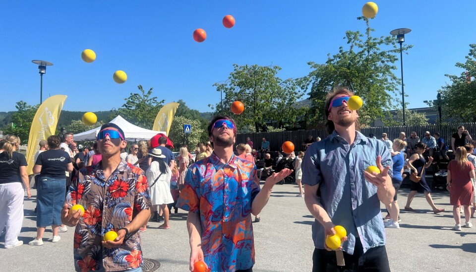 Funky Trio Show imponerte med opp til 7 sjongleringsballer hver! tre menn sjonglerer