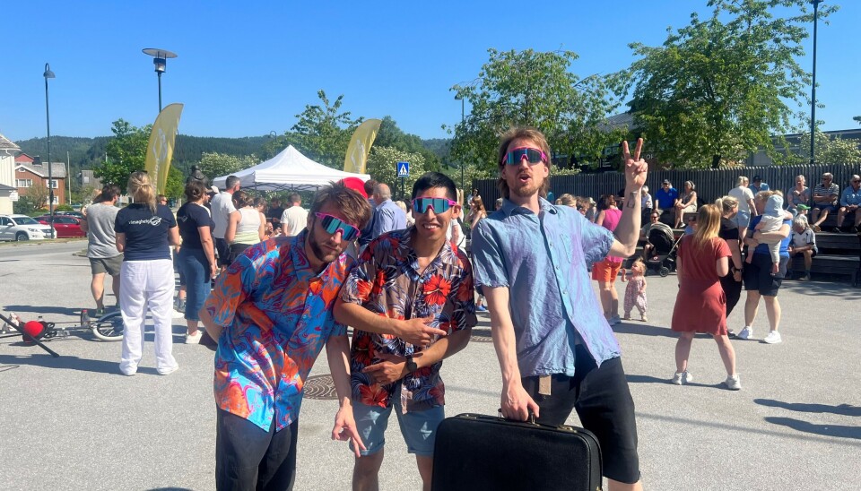 Det var første gang i Surnadal for guttene i Funky Trio Show. Du kan se mer av det de holder på med på @circoyas på Instagram. tre menn med solbriller poserer foran folkemengde ute