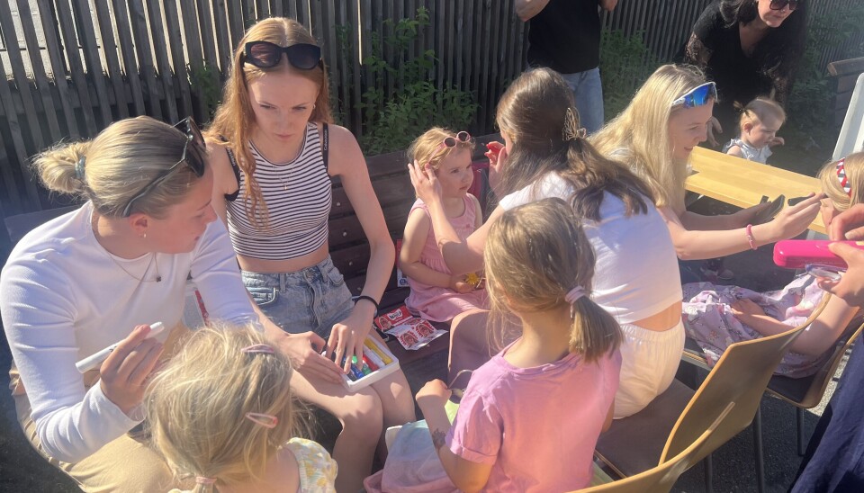 Det var stas for de små å få pyntet seg litt med ansiktsmaling ute i sola. barn får ansiktsmaling