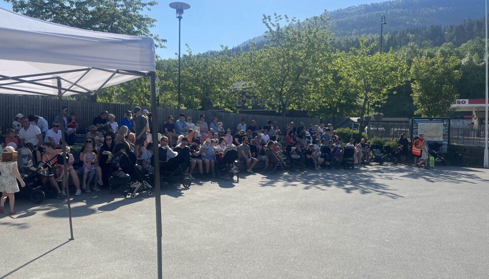 Det var bra oppmøte på kulturhustorget lørdag formiddag. publikum ute på tribune i fint vær