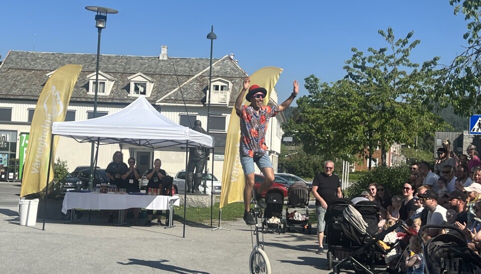 Funky Trio Show både sjonglerte og syklet på enhjulssykkel! mann med rød hatt ute foran publikum på enhjulssykkel