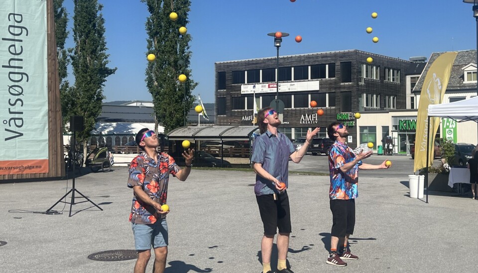 Her er det hele 21 sjongleringsballer i lufta samtidig! tre menn sjonglerer ute