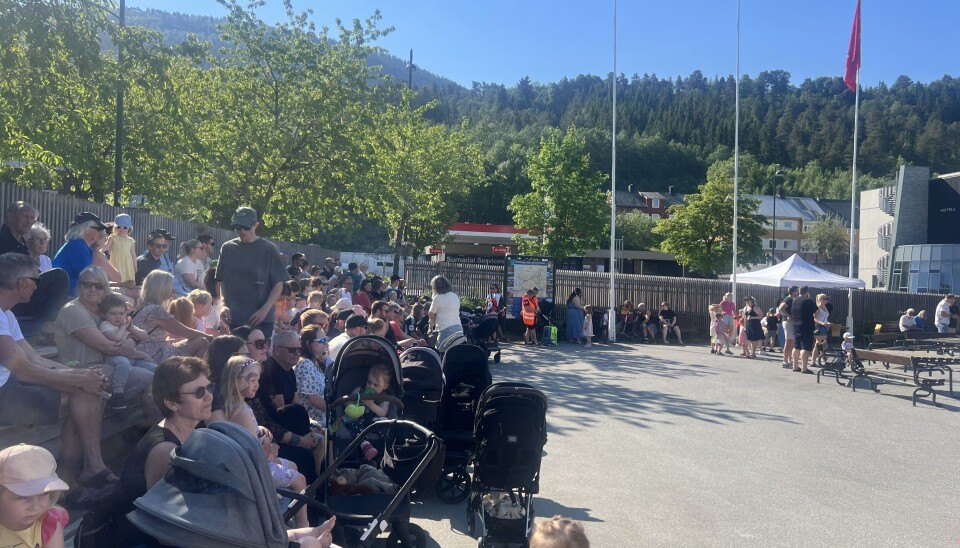 Vi har vært heldige med perfekt festivalvær hele Vårsøghelga! publikum på kulturhustorget i fint vær