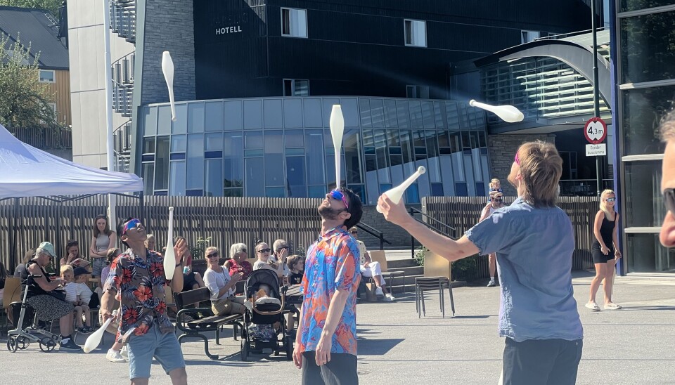 Sjonglering og balansering med kjegler fikk god respons fra publikum. tre menn sjonglerer med kjegle