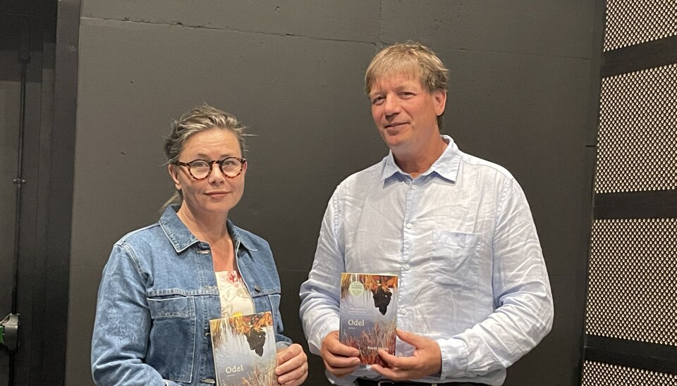 Nynorskentusiast Dordi Strøm gjester Surnadal En dame og en mann med hvert sitt eksemplar av boka Odel