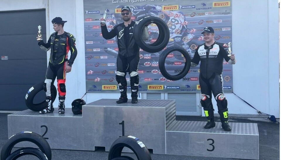 Pokal og nye dekksett i premie på Rudskogen.