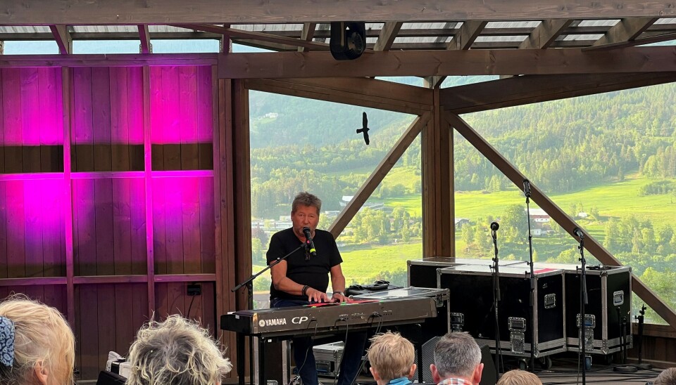Bjarne Brøndbo fekk fram både allsong og latter hjå publikum. bjarne brøndbo på piano på scene