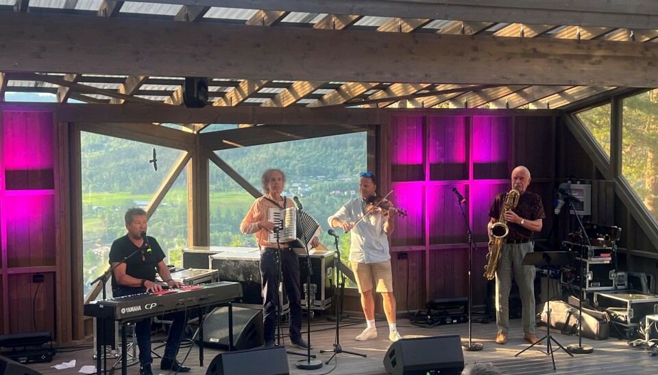 Publikum fekk ein legendarisk versjon av 'Vinsjan på Kaia' framført av Brøndbo, Sommerro, Larsen og Indergård. fire menn med instrumenter på utendørs scene