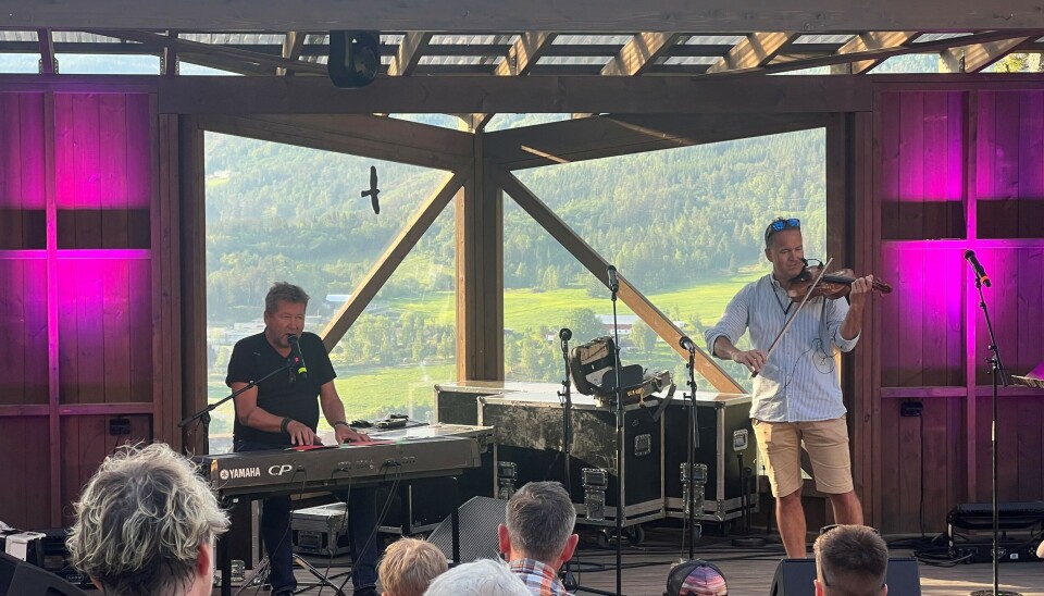 Bjarne Brøndbo og Anders Larsen har spelt saman fleire gonger før, blant anna på D.D.E. sine julekonsertar i Olavshallen. mann på piano og mann på fele foran publikum