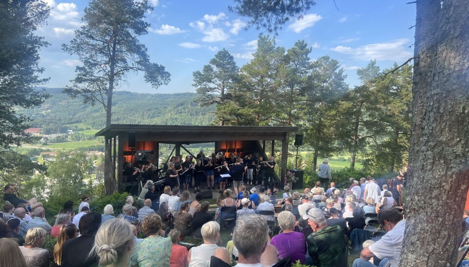 Hornmusikken starta kvelden og satte den gode stemninga. korps på scenen og publikum foran. utescene