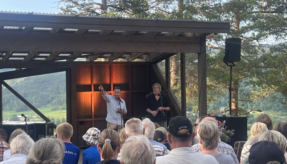 Anders Larsen og Ole Magne Ansnes med velkomst og litt praktisk informasjon før kvelden blei blåst i gang for fullt. to menn på scene, den ene peker.