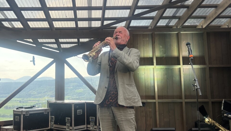 John Pål Indergård er fast inventar på Kleivakvelden. Det var eit gledeleg og gøttj gjensyn. mann spiller saksofon på utescene