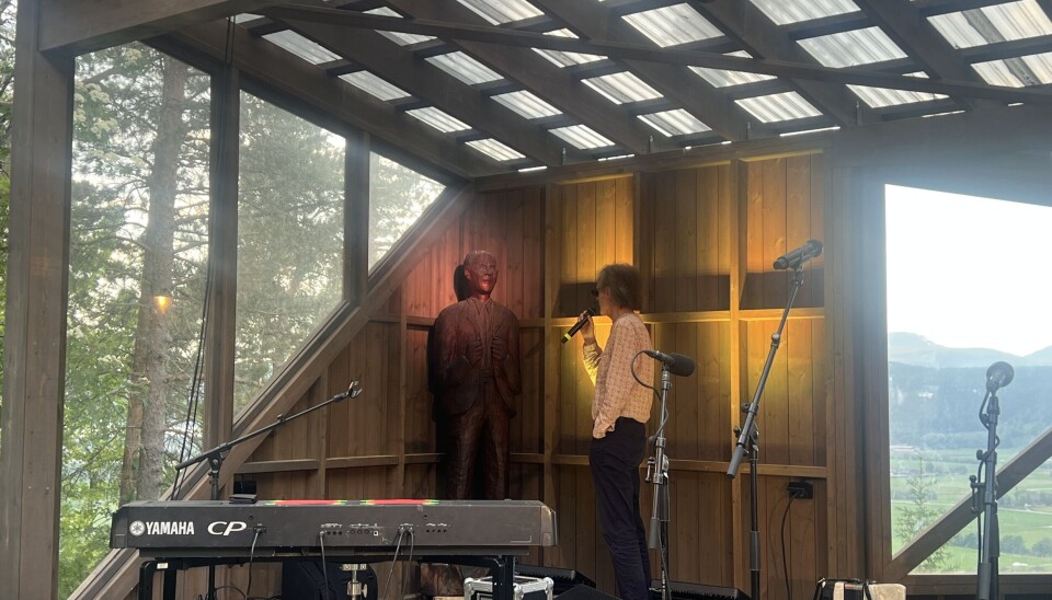 Sommerro tykkjer det er litt merkelig at Hans kvart år står så bortgjemt, langt bak på scena. sommerro snakker til hyldbakk-statue.