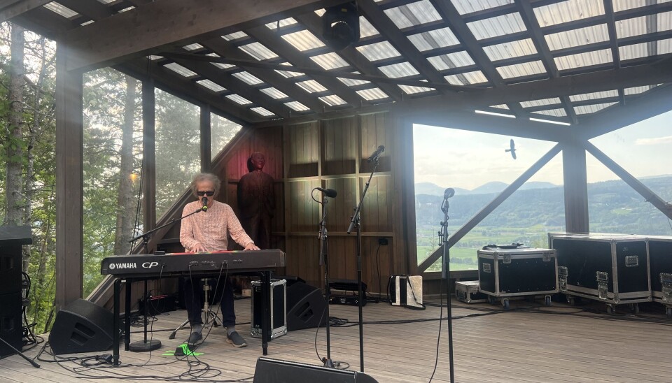 Henning Sommerro åpna Kleivakvelden på magisk vis med 'Sola e Komma'. henning sommerro på piano på kleivascenen.