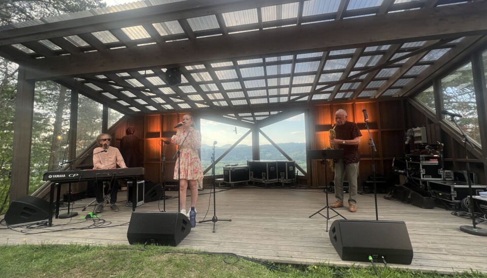 Ida Mo song 'Polla-karrain' saman med Henning Sommerro og John Pål Indergård. tre mennesker på utescene