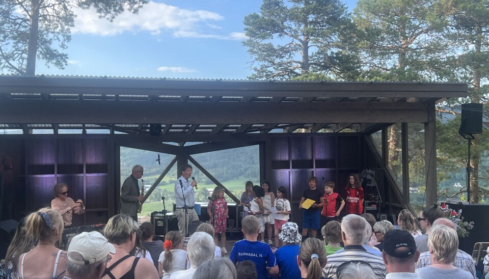 Svein Sæter introduerte nye Vårsøg-diktarar. Det blei lest opp nye dikt om blant anna vår, vedklyving og taco. mange folk på og foran scene