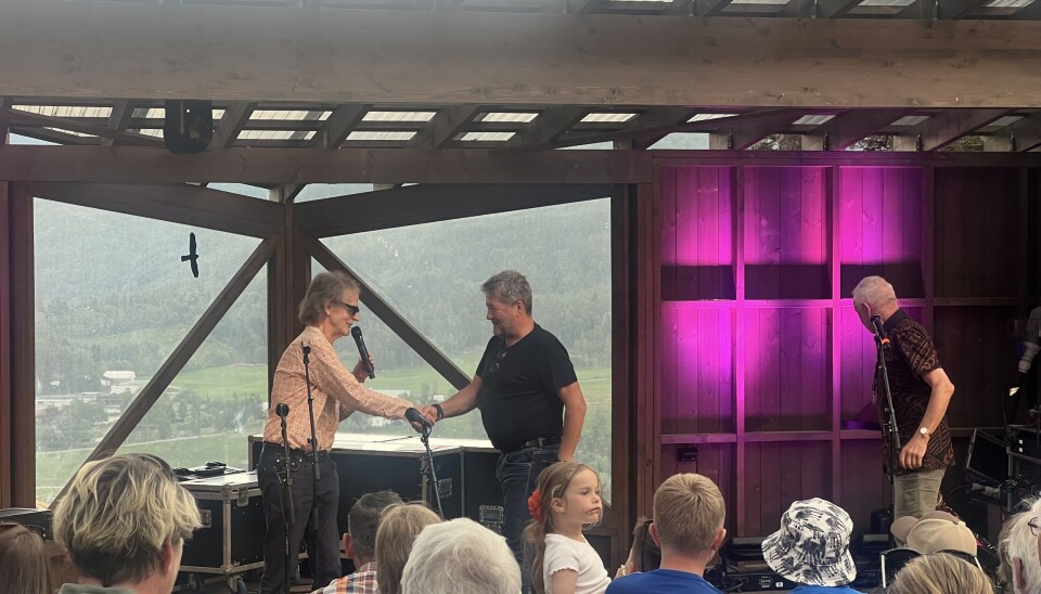Henning Sommerro og Bjarne Brøndbo har spelt saman tidlegare i Stangvik kyrkje og Ila Kyrkje. sommerro og brøndbo håndhelsar på scene