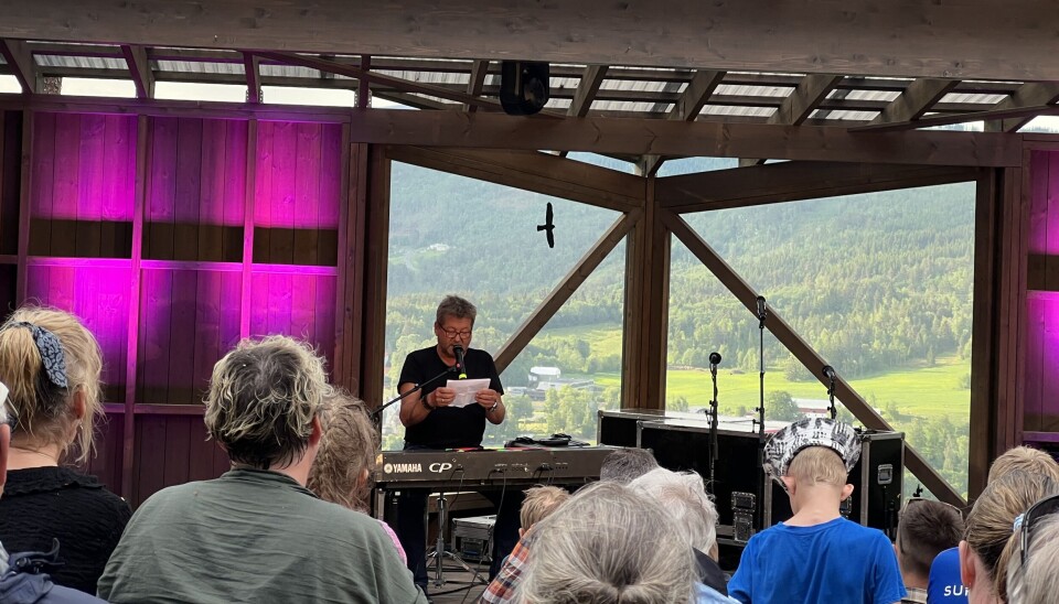 Bjarne Brøndbo las opp dikt frå skuleelevar i Surnadal. mann på scene.