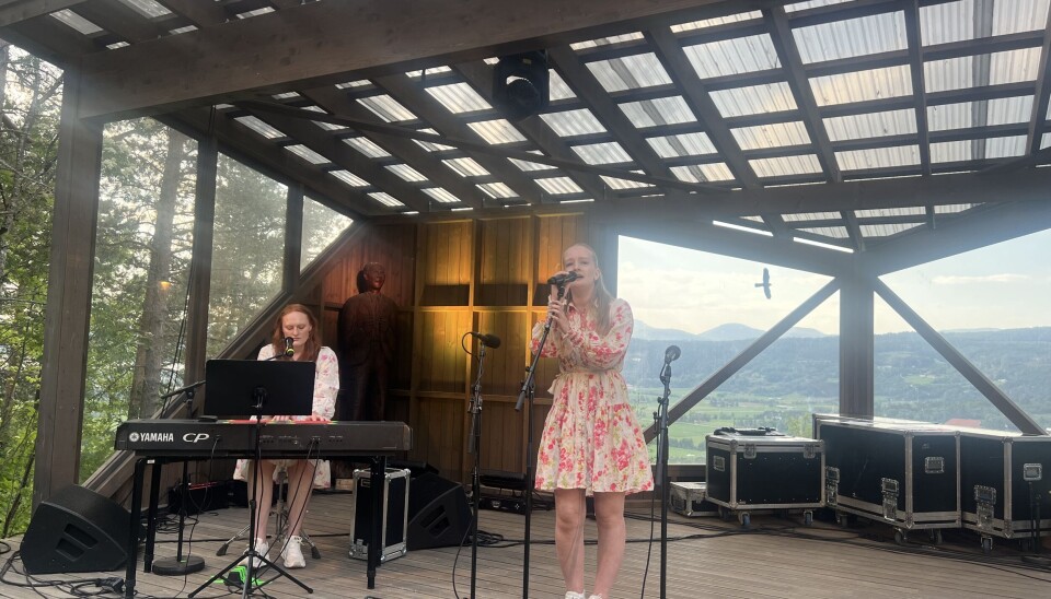 Johanne Holten og Ida Mo spelte ein Surnadal-versjon av 'Eg Gløymer deg Aldri' av Hellbillies. dame på piano og dame som synger på utescene