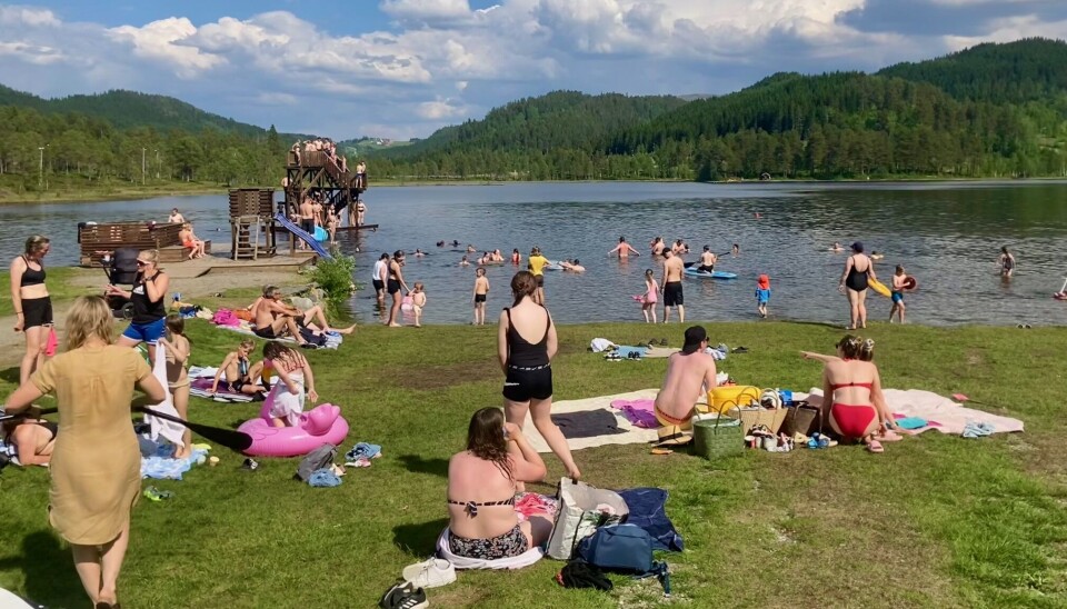 Bading på Igltjønna tidligere i sommer. Folksomt ved tjønna.