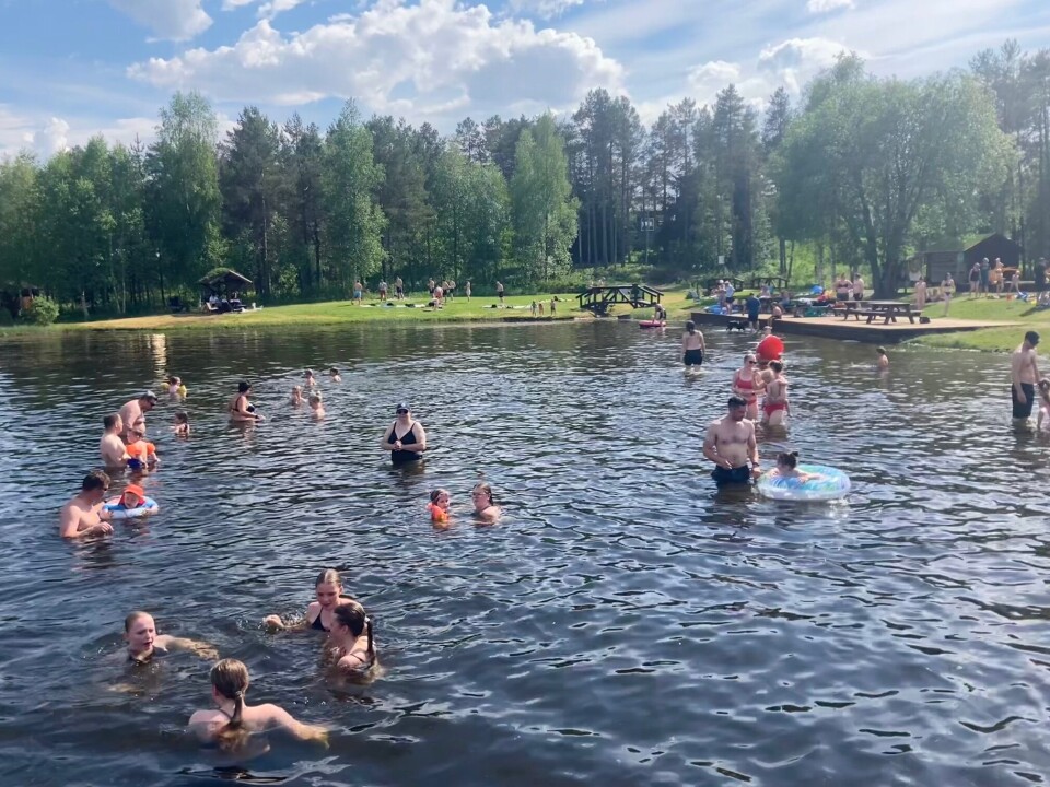 Små og store koste seg i det varme vannet.