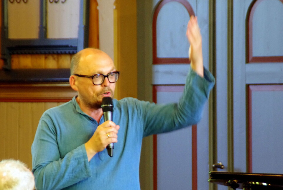 Bugge Wesseltoft introduserer seg og fortel kor fint han tykkjer det er i Stangvik! Bugge Wesseltoft