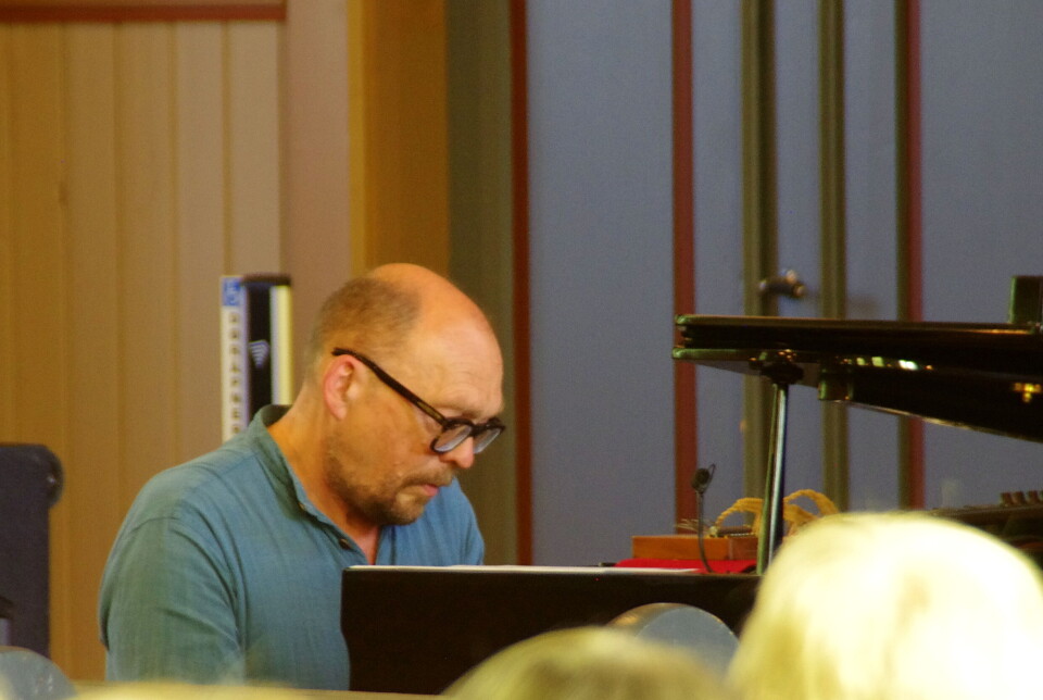 Jazzpianisten Bugge Wesseltoft masserer klaviaturet på flygelet Bugge Wesseltoft ved flygelet