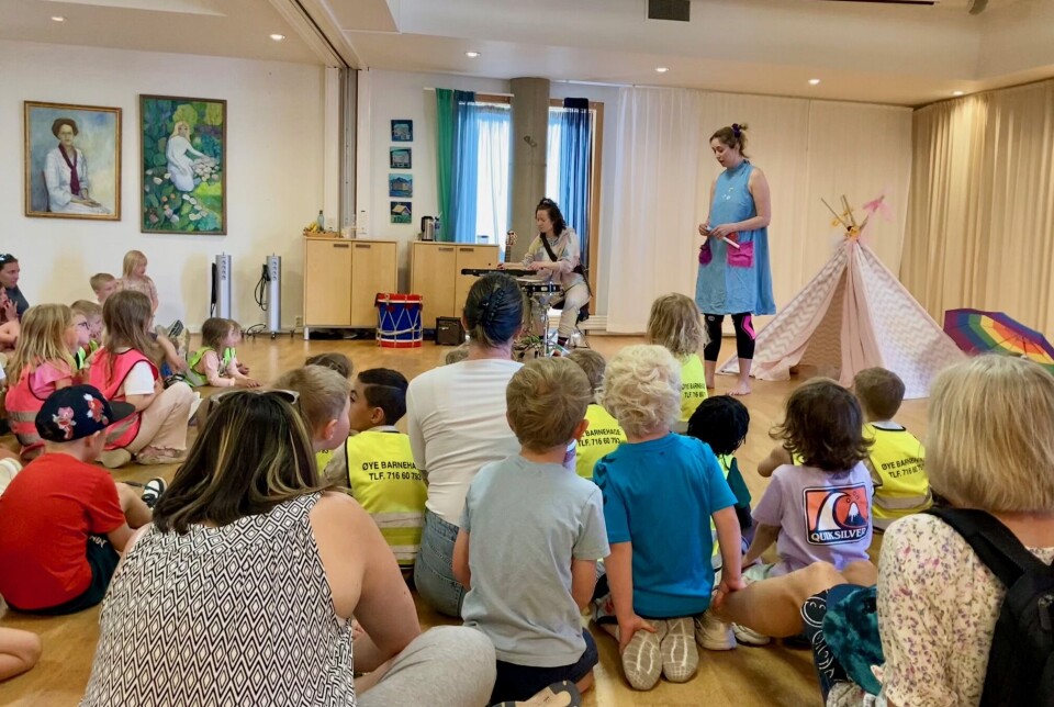Vårsøgkonsert for barna: Fabularia drømmer om å få en venn, og barna følger nøye med. Skuespilleren snakker med barna.