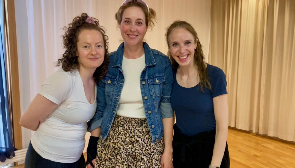 Skuespillerne etter forestillingen: F.v: Henriette Øfstedal Kolset, Mai-Britt Wagnild og Andrea Otterstad Johansen. Tre blide skuespillere
