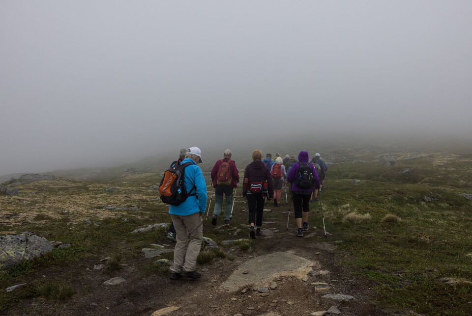 Plutseleg var vi inni stinn skodde. Flere turgåere på en sti på fjellet i tåke.