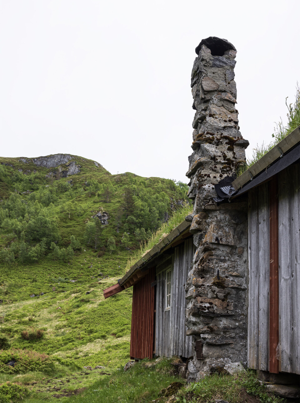 Gammal og vakker skorstein på Nyseterskjelet. Et gammelt seterhus med en meget spesiell skorstein murt opp av naturstein, på ytterveggen.