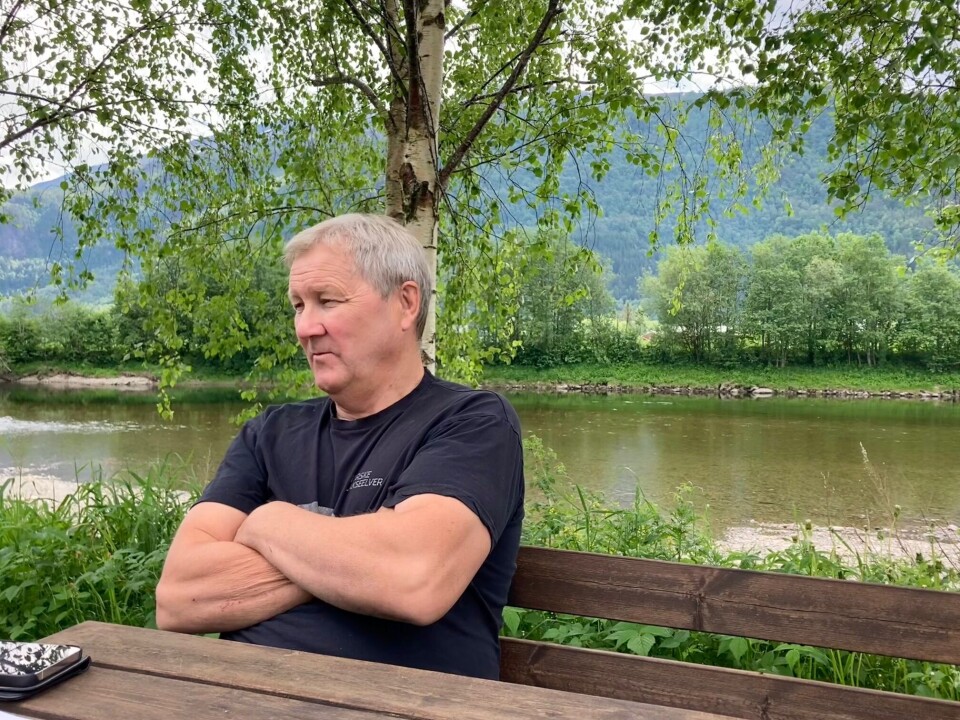 Georg Solem velger å være positiv i møte med kommende sesong, til tross for en del kritiske faktorer Mann med armene i kors, ser litt bekymret ut. Elva i bakgrunnen.