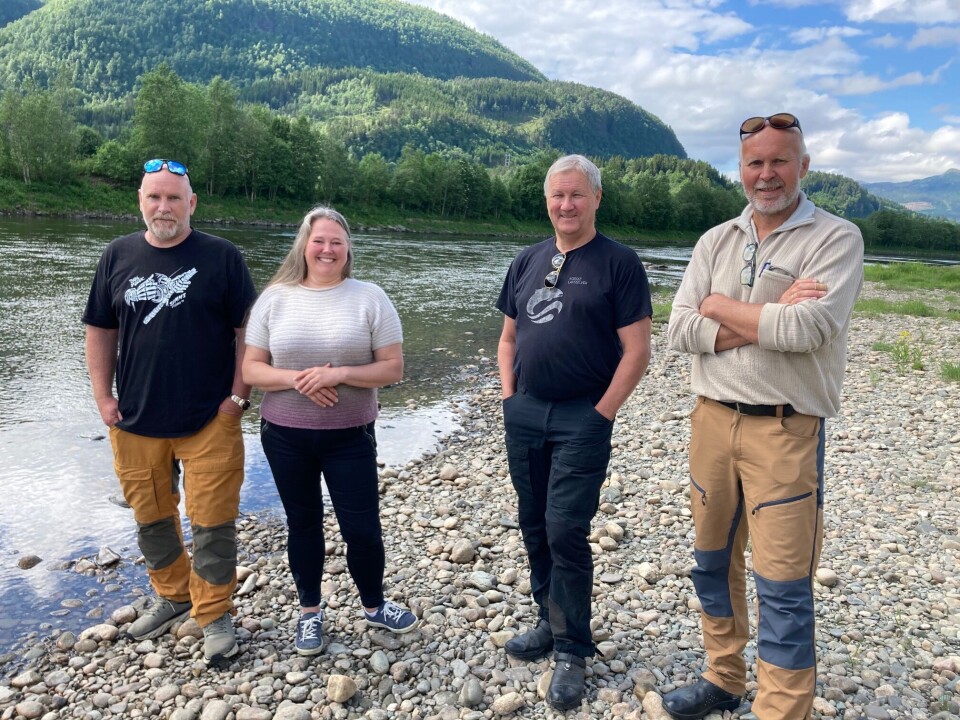 - Elva er klar, er budskapet til de som er klare for årets laksesesong. Fire personer foran elva.