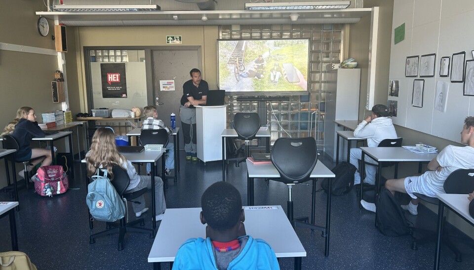 7. trinn har førstehjelp. Elever i klasserom med en som underviser på skjerm.