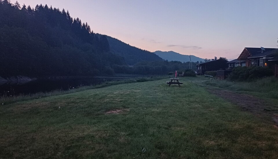 Den fine Kragneshølen. gress foran hus og fjell