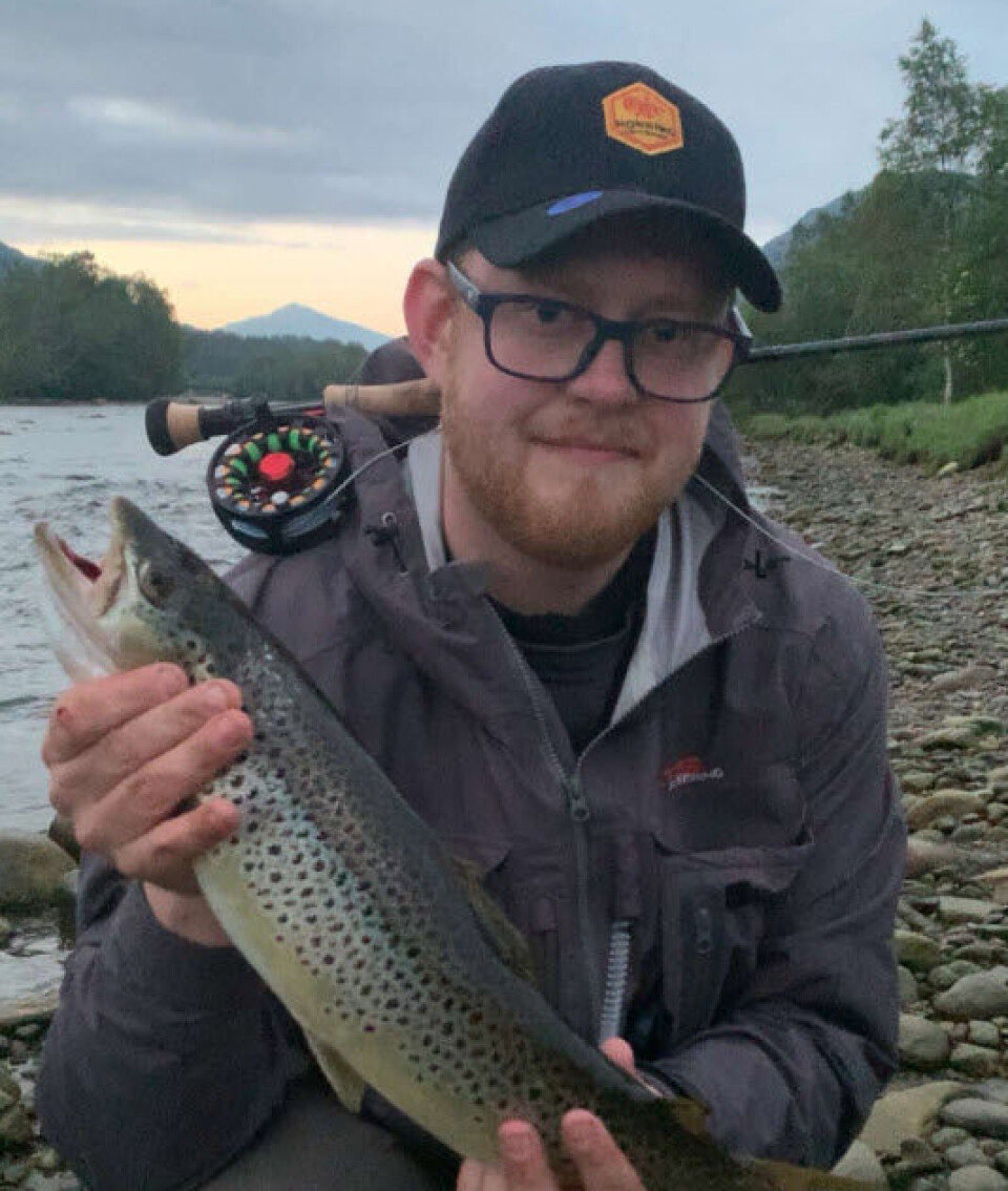 Tommy Røkkum med en sjøørret på 1,5 kilo. mann holder ørret