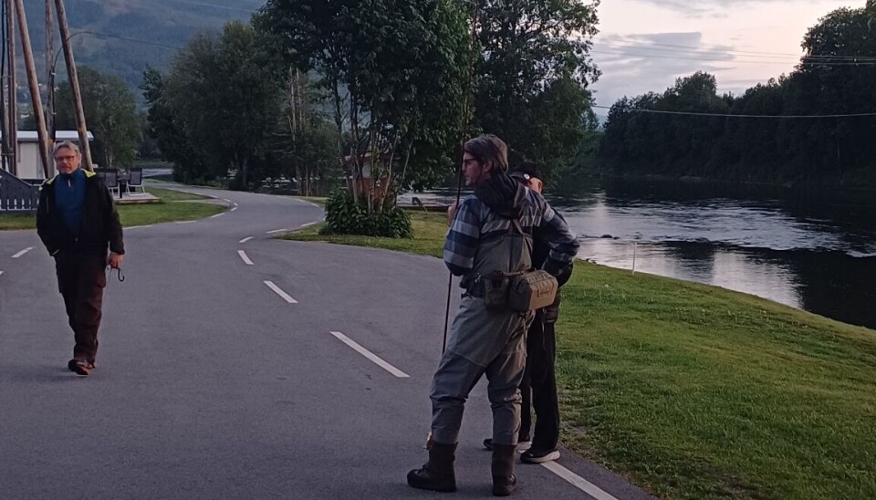 Spente fiskere ved Brekkøya. fiskere på veg ved elv
