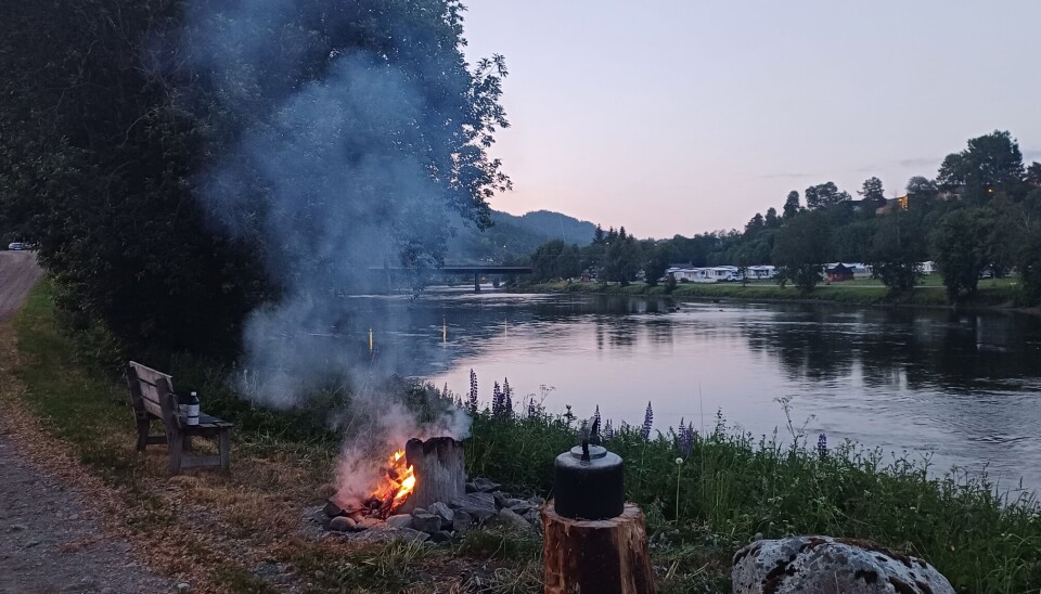 Startskuddet fra Brekkøya går presis klokken tolv. bål ved elv