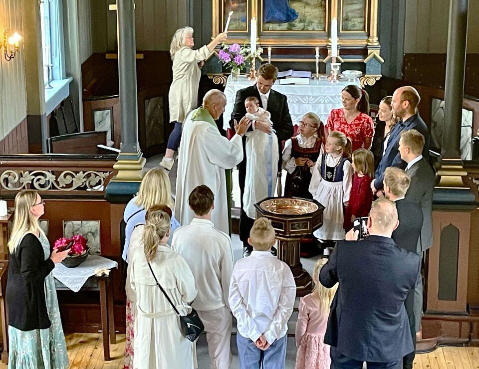 Stor dag for vesle Magnus og familien i Bjørkaly på Bølandet, når guten blir døypt. Dåpsbarn med familien rundt mens barnet blir krossmerka av presten