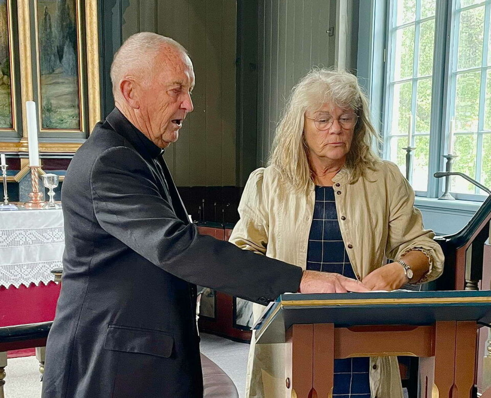 Klokkarvikar Ragnhild Liabø Fjeldstad får tips av prest Torbjørn Brøske før gudstenesta. Prest og klokker foran lesepulten i kirka