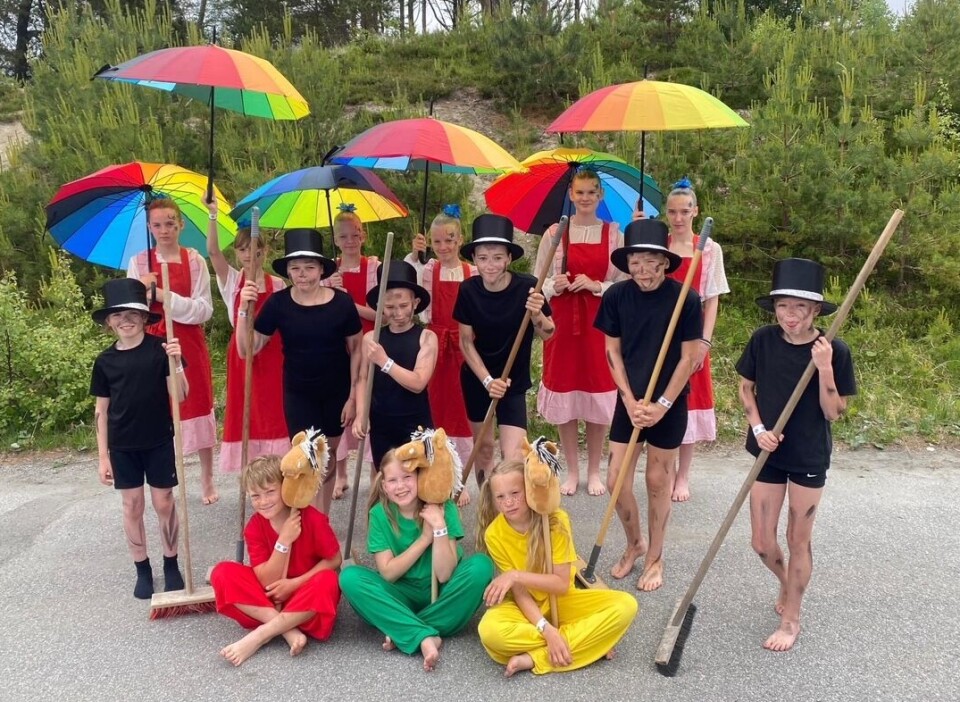 Gjengen fra Surnadal konkurrerte med en dans inspirert av Mary Poppins Barn utkledd som feiere og jenter med kjoler og paraplyer, samt tre barn med kjepphest.