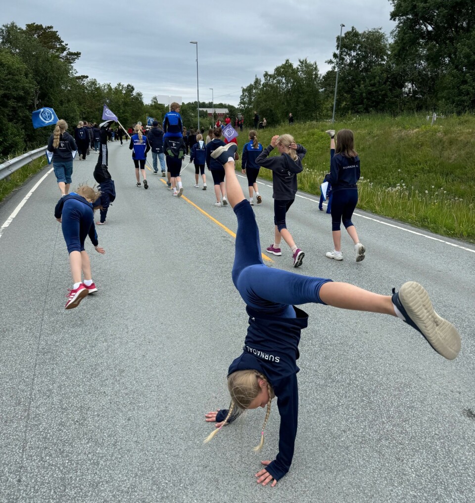 Langt tog med masse liv og røre underveis. Barn som går i tog mens de gjør turnøvelser