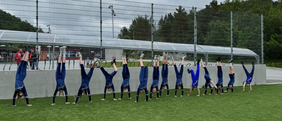 Ved opphold i programmet sees gjerne gjengen fra Surnadal oppned eller sidelengs en plass. Alle utøverne fra Surnadal står på hender samtidig