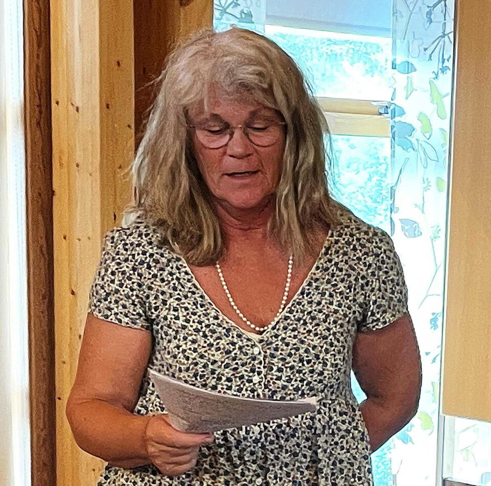 Ragnhild Liabø Fjeldstad framheva det nære – med kåseri, song og her: i eigne vers. Ei dame som leser fra et ark.