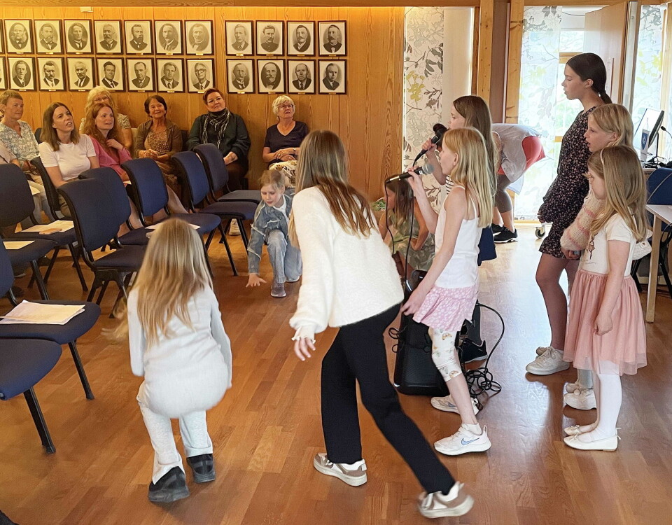 Stjernebarna i rytmisk dressur. Tru om dei gamle ordførarane på veggen opplevde slikt på møta sine? Barn som danser, og eldre som ser på.
